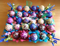 Яйца в красках (коллективная работа средняя группа)